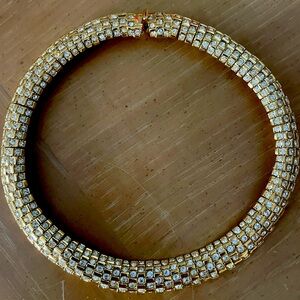 ST JOHN
SWAROVSKI
CRYSTAL GOLD
NECKLACE